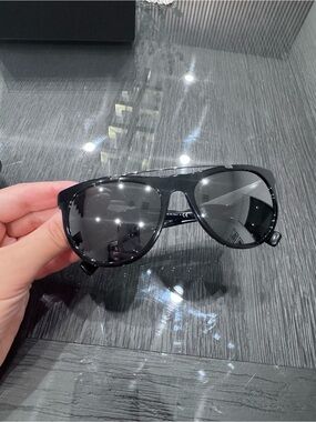 Versace Black Aviator Sunglasses - Sleek Polarized Look